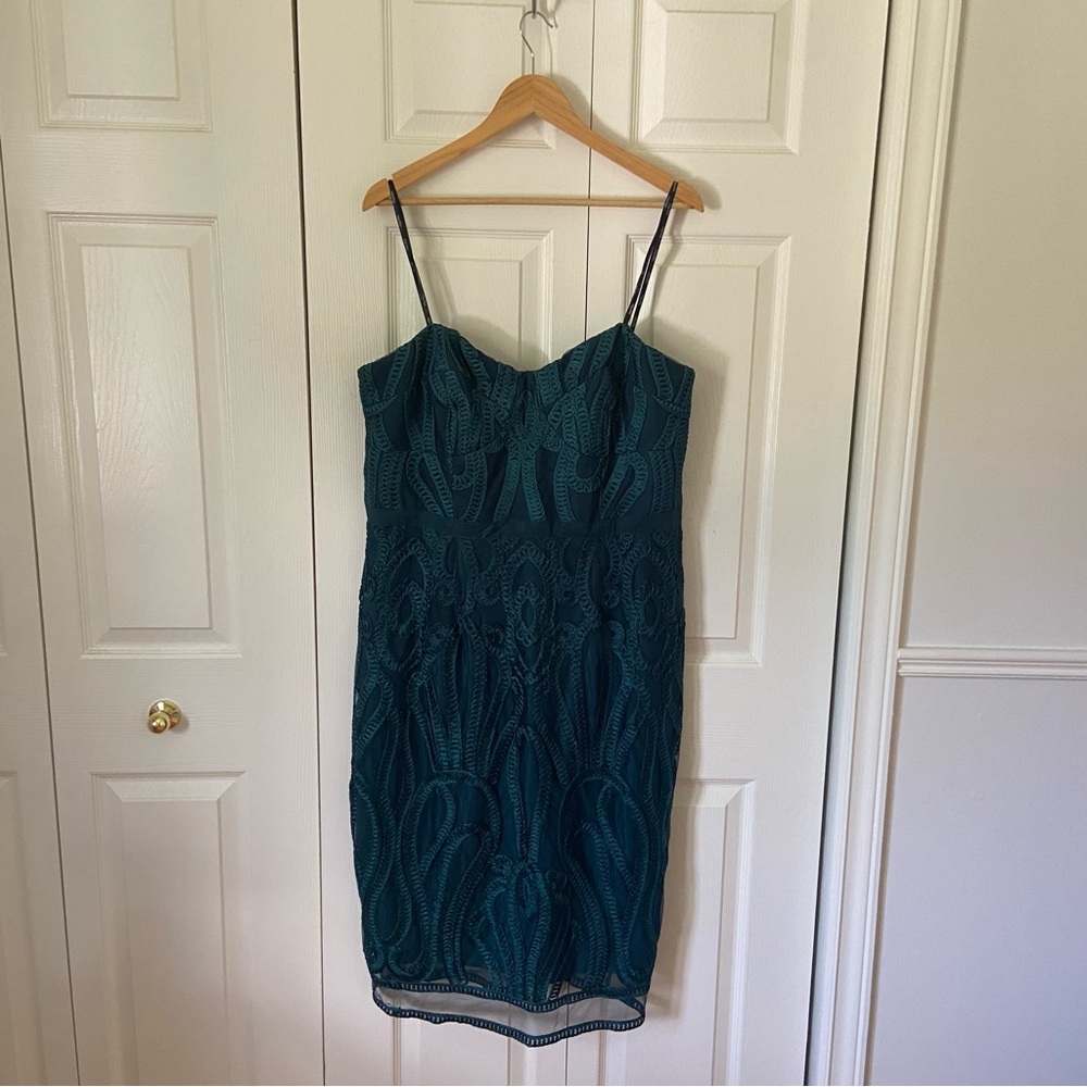 Elegant Green Lace Midi Dress - Picture 3 of 13